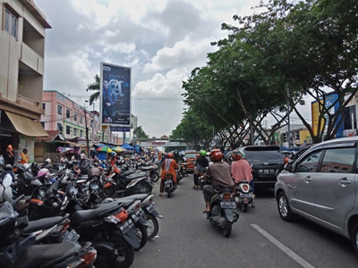  Warga Keluhkan Tarif Parkir Depan Pasar Sukaramai 